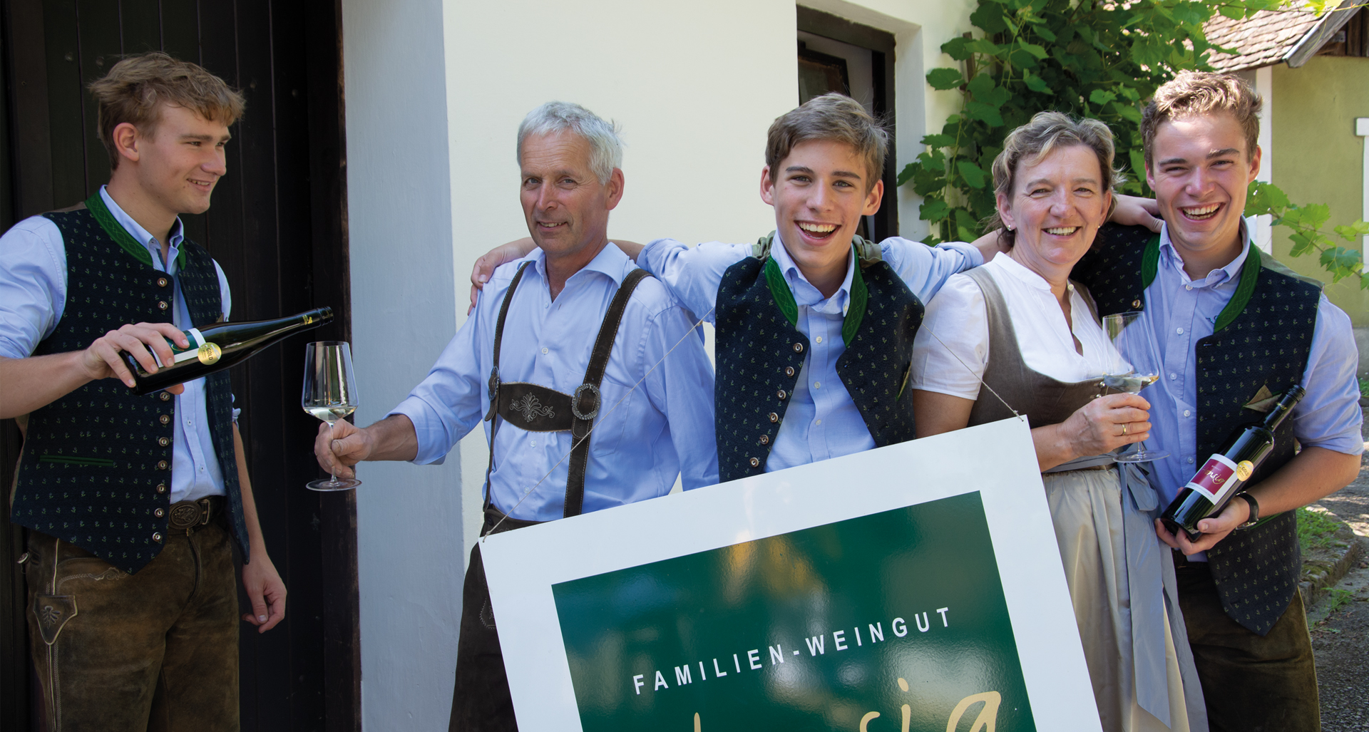 Familie Honsig in den Weinbergen. Im Vordergund von links nach rechts: Johannes, Martin, Thomas, Maria und Norbert Honsig. Im Hintergrund Weinberge und die Pfarrkirche Platt.